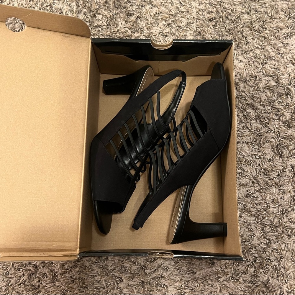 East 5th Neville Round Peep Toe Block Heel Pumps